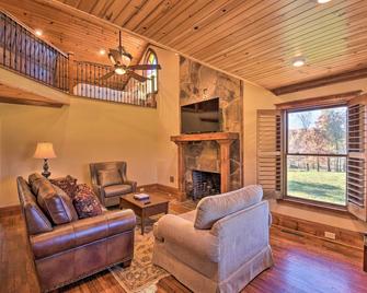 Clarkesville Ranch Cabin with Screened-In Porch! - Lakemont - Living room