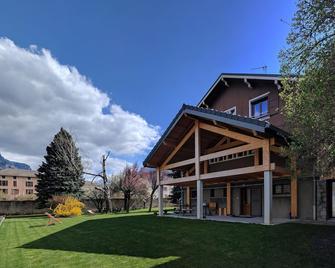 Chalet Les Cols - Chambres avec terrasse & jardin - proche de la nouvelle gare - Saint-Jean-de-Maurienne - Building