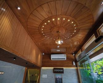 Hotel Amber Paramount - Mumbai - Front desk