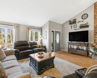 Mtn Views/Hot Tub/Firepit/Near Avl, Hiking, Biltmore, French Broad River Let In. - Arden - Soggiorno