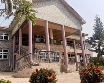 Home sweet home with a Dam view - Weija - Building