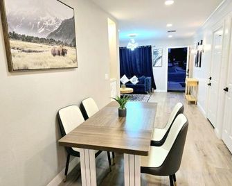 Escondido Front Unit 3-Br by Sd Stay - Escondido - Eetruimte