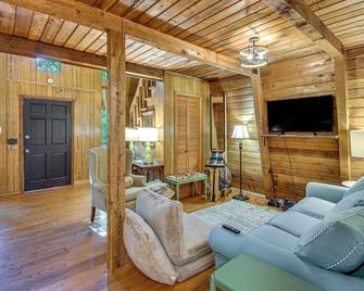 Pet-Friendly Lavonia Cabin, Walk to Lake Hartwell! - Lavonia - Wohnzimmer