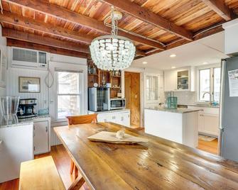 Dreamy Waterfront Westbrook Home on Private Beach - Westbrook - Küche