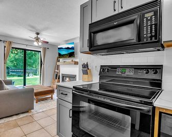 Snowpine Condo, King Bed, Patio + Fireplace - Ellicottville - Cocina