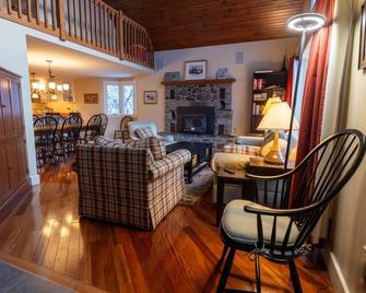 SnowDream Chalet - 4 miles from Jay Peak! - Westfield - Sala de estar