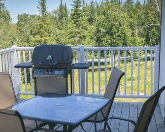 Deer Run Cabin - Lakewood Park Cabins - Kenora - Balcony