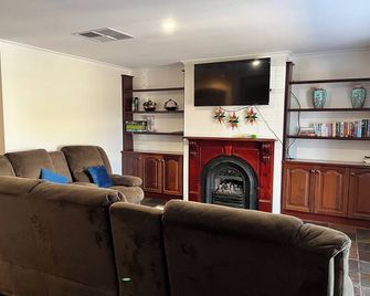 Charming 4BR Retreat near Gawler - Gawler - Sala de estar