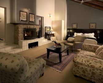 The Highlander Hotel - Dullstroom - Living room