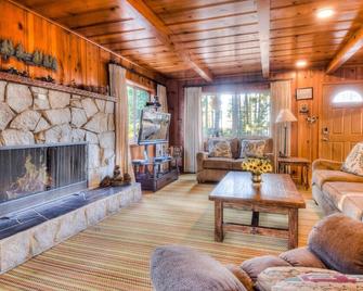 Zephyr Cove Cabin - Walk to lake and beach - Zephyr Cove - Living room
