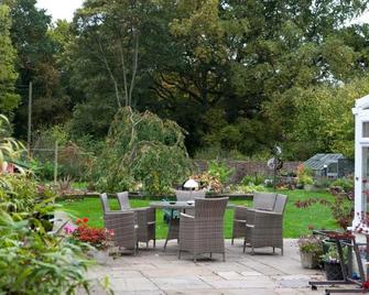 West View Lodge - Basingstoke - Innenhof