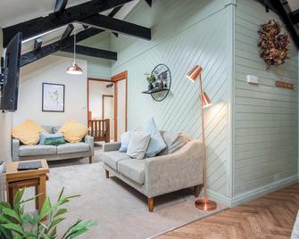 The Loft - 1 Bedroom Apartment - Tenby - Living room