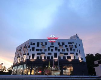 Hype Motorsport Hotel Nilai - Kampung Baharu Nilai - Building