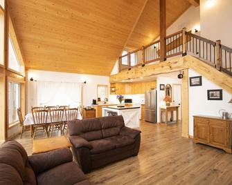 Beautiful 3 bedroom chalet like cottage on Lake Muskoka: family friendly - Bracebridge - Living room