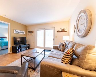 Lovely 3 min. Walk to Walloon Lake - Boyne Falls - Living room