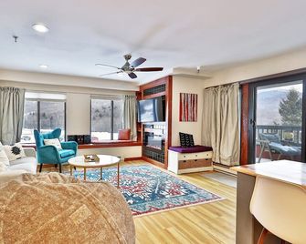 Mountain Views at Mt Green 2BR-2BA, Shuttle, Ski Rental Deals, Pool, Hot Tub and More! - Killington
