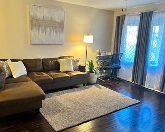N Hamilton House 3 Bedroom - Peoria - Living room