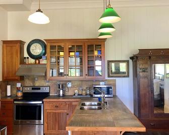 The Heirloom Rose Studio Save Up To 50% Incl Washer & Dryer For Longterm Stays - Ferndale - Keuken