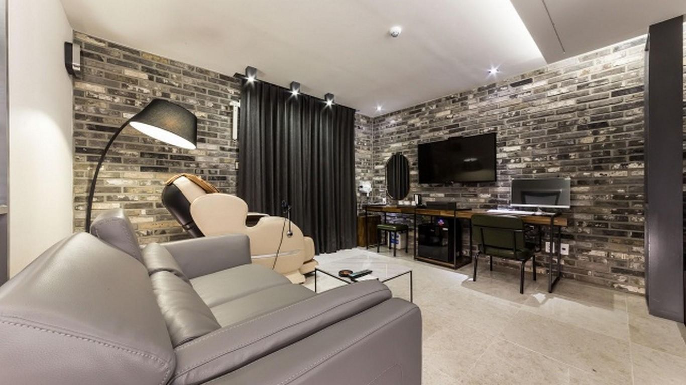 جيمبو درايف إن بي فاسيد هوتل لويس