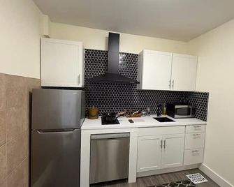 Modern farmhouse theme studio central Beamsville. Main Floor Suite. - Lincoln