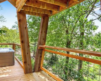 Happiness Ranch - Cypress Tree House - Blanco - Balcony