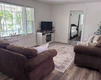 New Listing-- Cozy farmhouse near the river in beautiful Ashe County, NC - West Jefferson - Soggiorno
