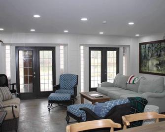 3-bedroom Hickory Hill Lodge on a Lake, Sleeps 12, Extra Living Space 2 Kitchens - DeRidder