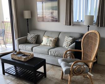 Hilton Head Island Beach & Tennis Resort - Hilton Head Island - Living room