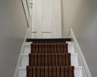 Victorian Apartment in the heart of Elora - Elora - Escaleras