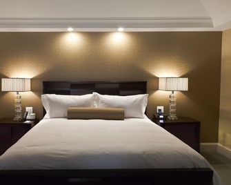 Town & Country Inn and Suites - Charleston - Schlafzimmer