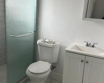 Cozy Edgewood Hideaway - 8 mins from Airport - Sleeps 6 - Newly renovated. - Fort Lauderdale