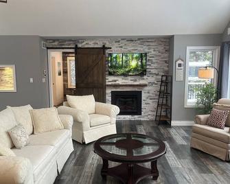 Beautiful Private Waterfront Cottage - Bobcaygeon