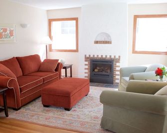 Jefferson Garden Cottage Central Salem. We'd love to host your family & friends. - Salem - Living room