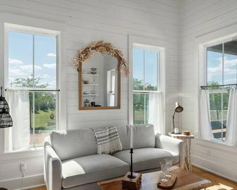 Cedar Break at Howard Ranch - Driftwood - Living room
