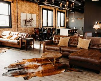 Beautiful 100 year old building overlooking the square in downtown Crockett. - Crockett - Lounge