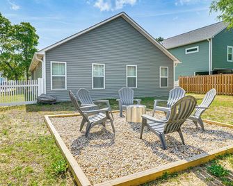 Charming Oak Island Beach House with Fire Pit and Yard - Oak Island - Patio