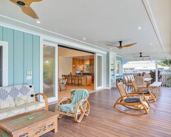 Gorgeous Renovated 1937 Plantation Style Beach House 50 Steps To The Center Of The Beach 5 Bedroom Home by RedAwning - Kailua - Living room