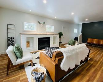 Glacier Park Vrbo Luxury Cabin - Essex - Living room