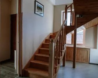 Karse - Ambrolauri - Escaleras