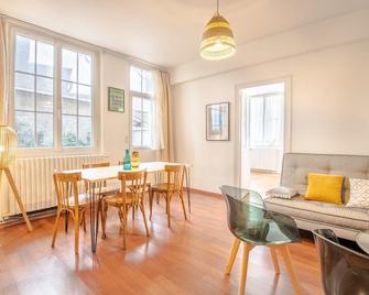 Follow the arrow - Nice flat in the city center - Tours - Dining room