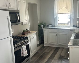 Enjoyable 3-bedroom house in a quiet neighborhood in charming Kewanee! - Kewanee - Kitchen