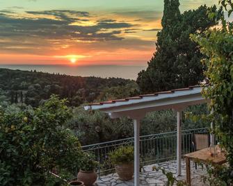 Stylish Stone Cottage with Pool near Fiskardo - Maggano - Balcón