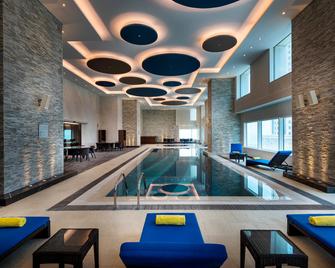 Centara West Bay Hotel & Residences Doha - דוחה - בריכה