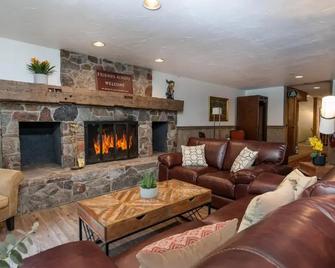 Grey Bonnet Inn - Killington - Living room