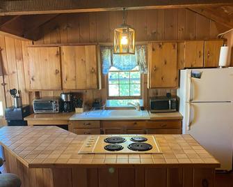 Quaint 2 Bedroom Cottage on Lake George - Hague - Cocina