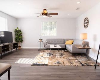 Large 4-Bedroom House With Air Hockey Table Close To Disneyland In Orange County (P41) - Cypress - Living room