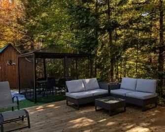 Relax and explore nature in a cozy chalet with spa and ATV trails - Mandeville - Patio