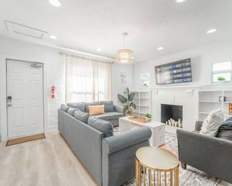 3 BD House in-law Apt - Palm Wave Stays - West Palm Beach - Living room