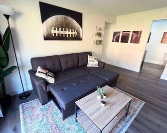 Private Upgraded Unit Near Hof - Canton - Living room