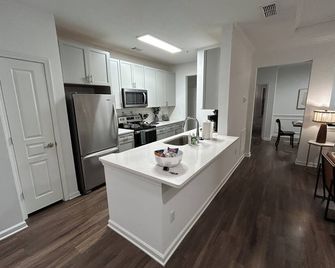Wonderful 2-Bedroom 2-Bath apartment with Attached Garage in Alpharetta - Alpharetta - Kitchen